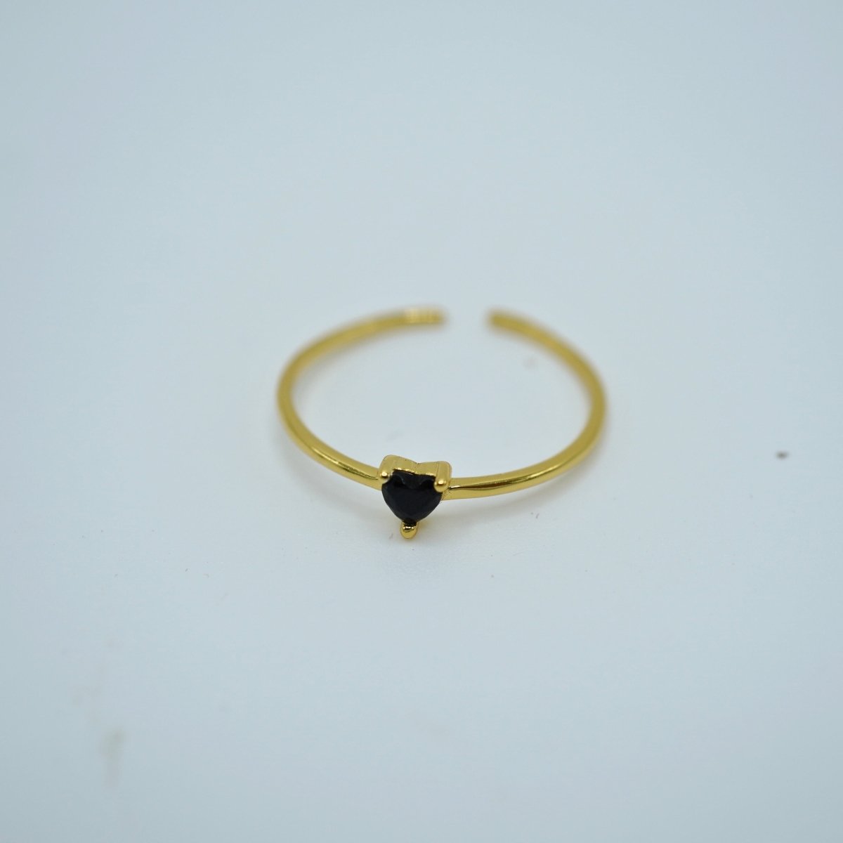Anillo Ajustable en Plata 925 con baño de Oro con Piedra Negra en Forma de Corazón - Aurora Boré