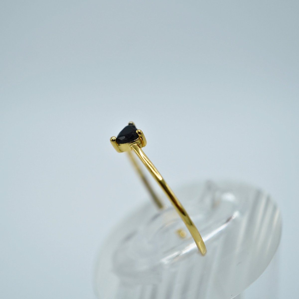 Anillo Ajustable en Plata 925 con baño de Oro con Piedra Negra en Forma de Corazón - Aurora Boré