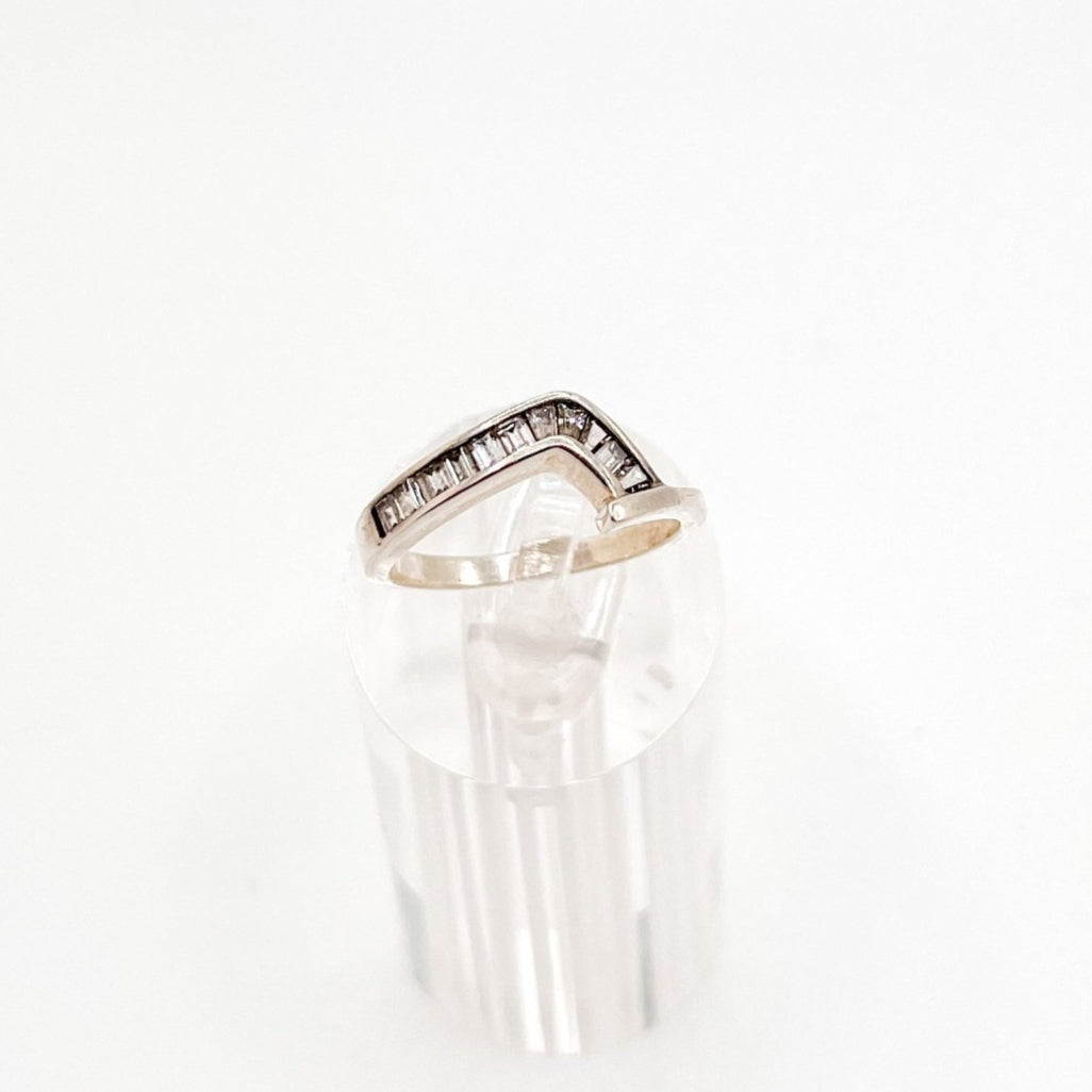 Anillo Chevron de Plata con Zirconias Cúbicas en Corte Baguette - Aurora Boré