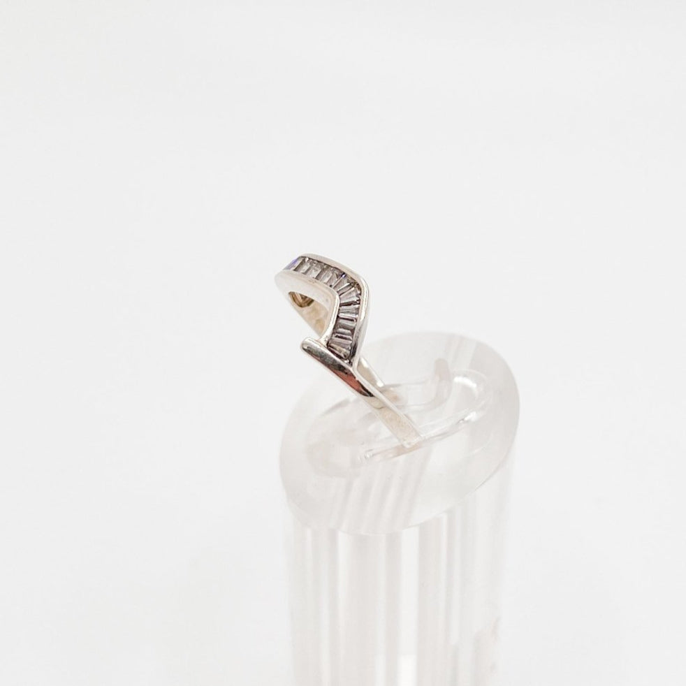 Anillo Chevron de Plata con Zirconias Cúbicas en Corte Baguette - Aurora Boré