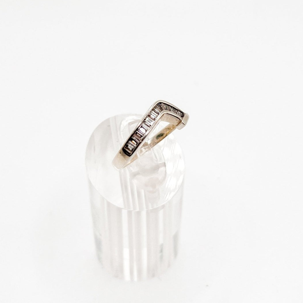 Anillo Chevron de Plata con Zirconias Cúbicas en Corte Baguette - Aurora Boré