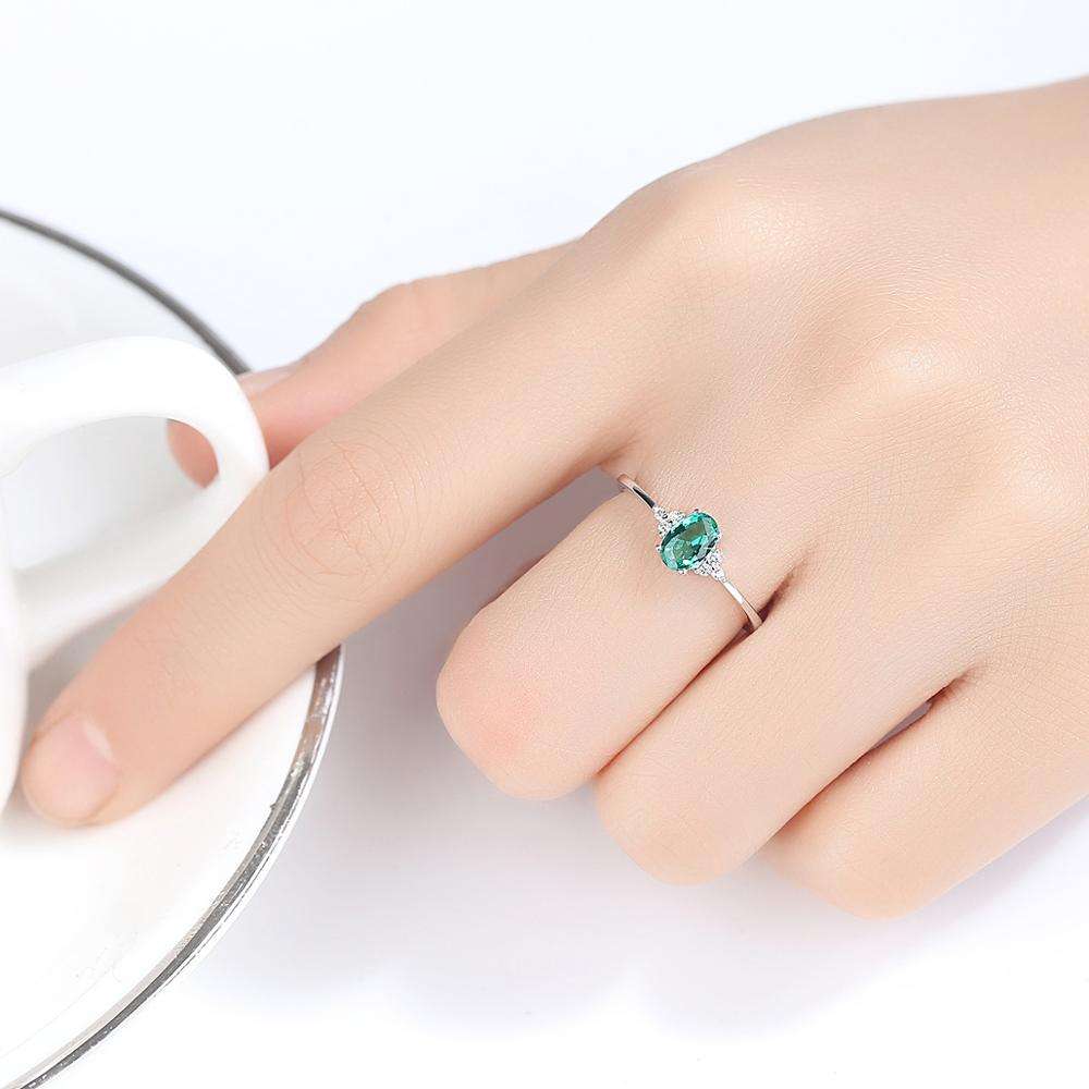 💍 Anillo "Mística Verde" con Circonita Esmeralda Ovalada y Zirconias - Aurora Boré