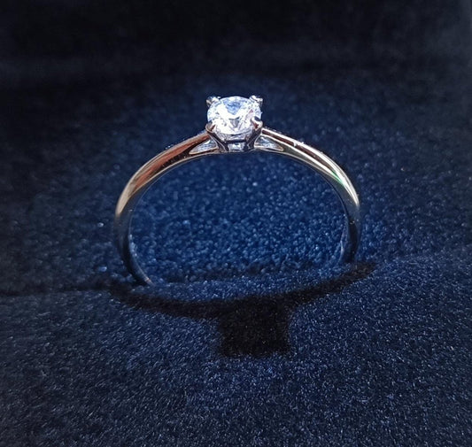 Anillo "Clásico Radiante" – Anillo de Plata 925 con Zirconia de 4mm