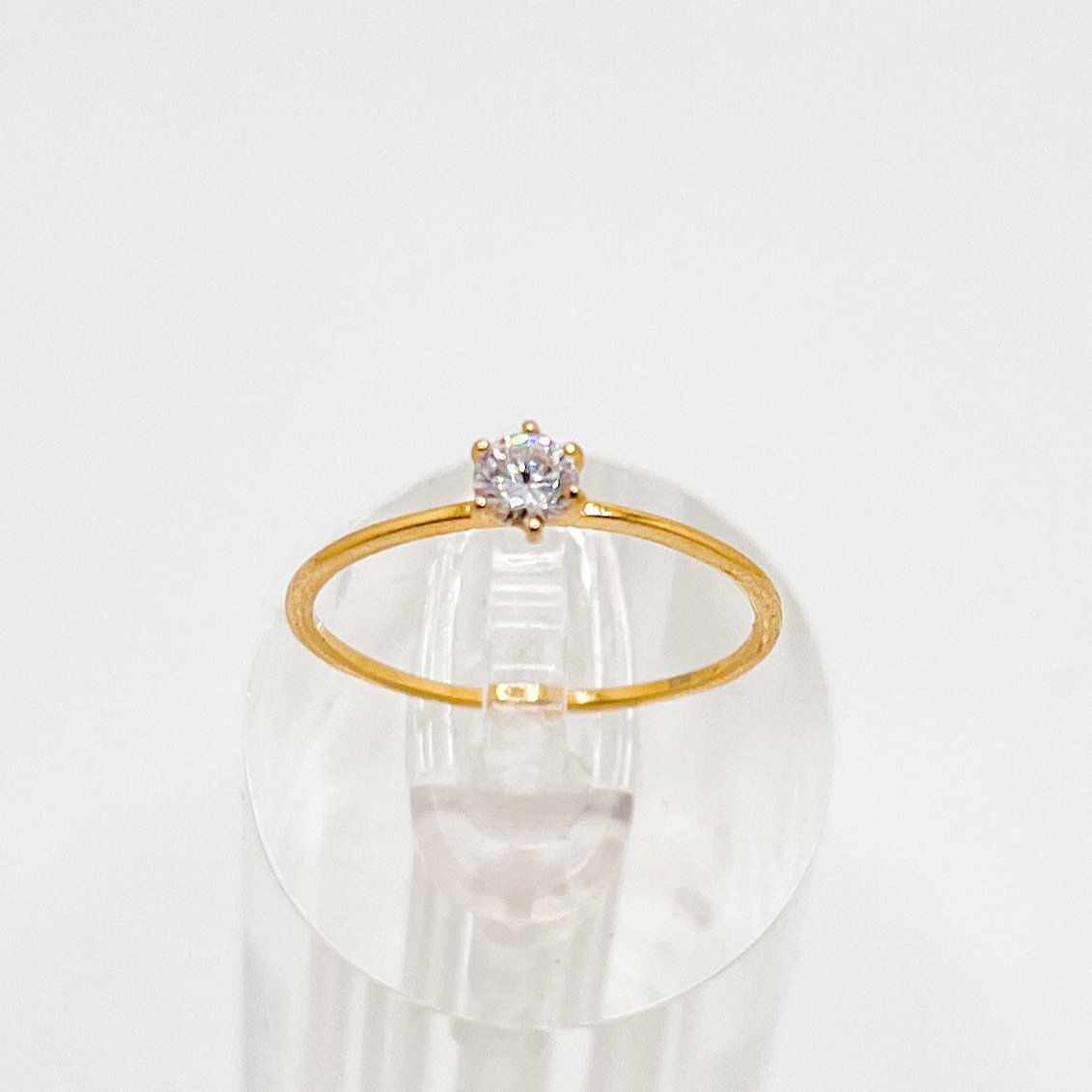Anillo Clásico Solitario con Zirconia Cúbica Brillante de Plata con Baño de Oro 14K - Aurora Boré