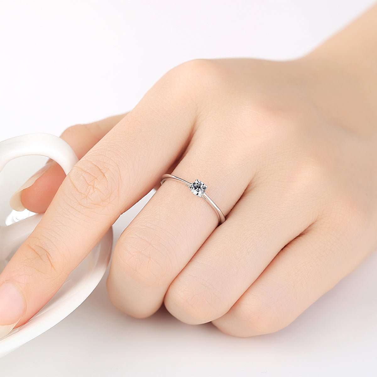 Anillo clásico y elegante en plata 925 con baño de rodio y zirconia cúbica de 4 mm - Aurora Boré