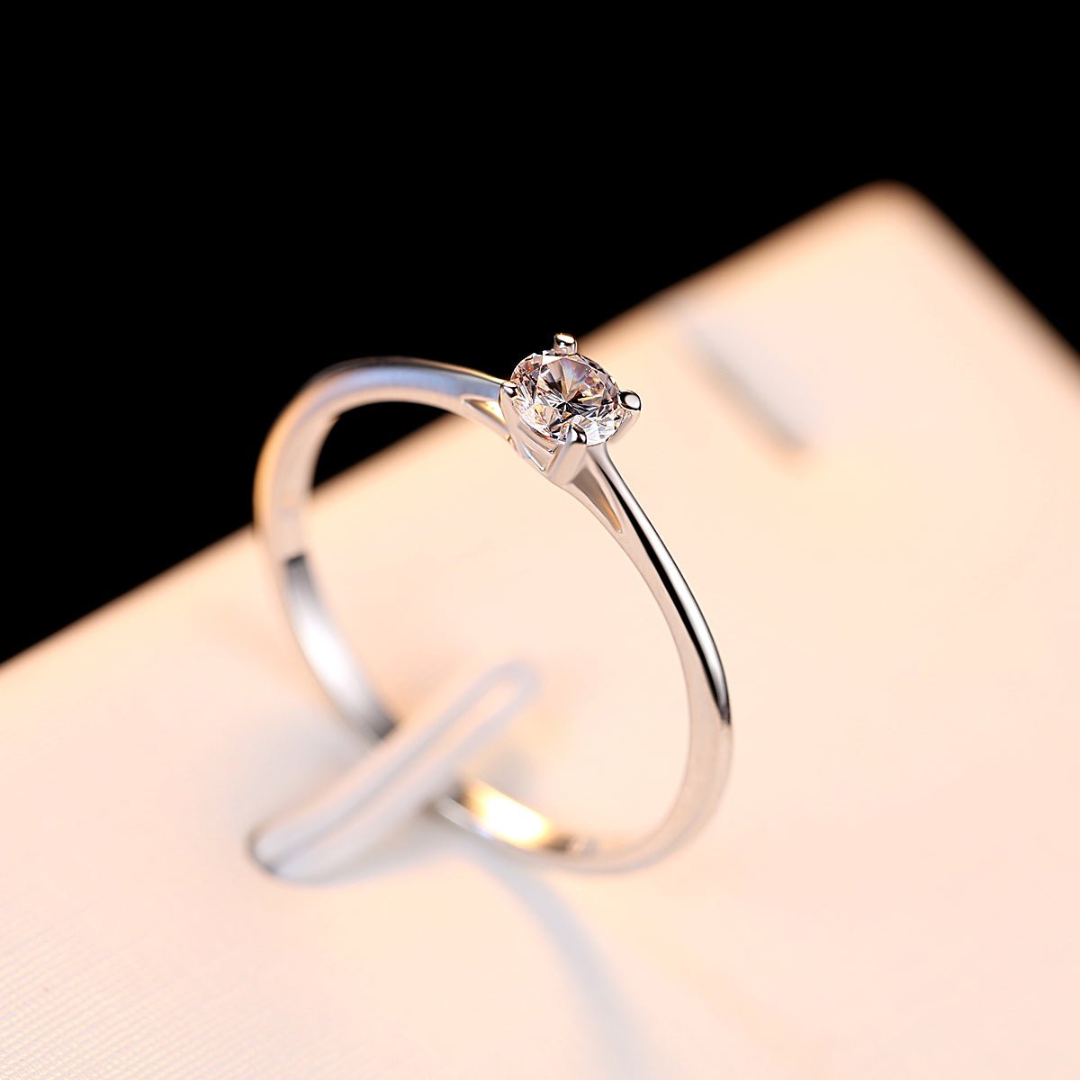 Anillo clásico y elegante en plata 925 con baño de rodio y zirconia cúbica de 4 mm - Aurora Boré