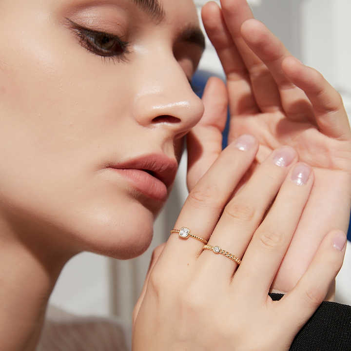 Anillo con zirconia corte cuadrado es una pieza única de joyería e inigualable para tu colección - Aurora Boré
