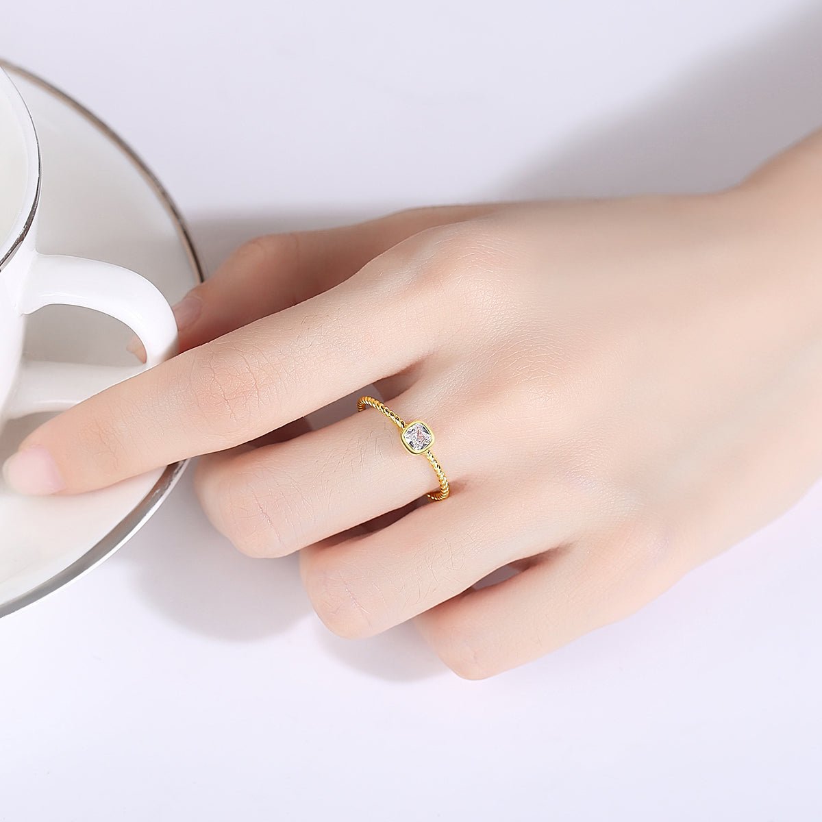 Anillo con zirconia corte cuadrado es una pieza única de joyería e inigualable para tu colección - Aurora Boré