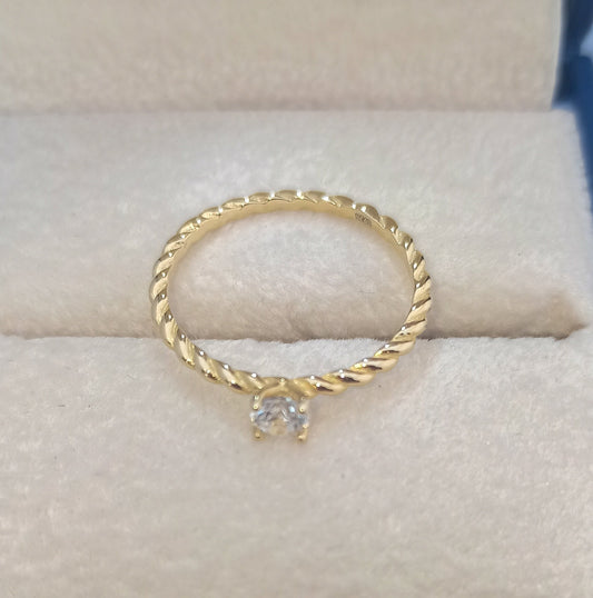 Anillo con Zirconia Cúbica en Plata 925 con Baño de Oro 14K: La Elegancia y el Brillo Clásico para Mujeres Sofisticadas - Aurora Boré