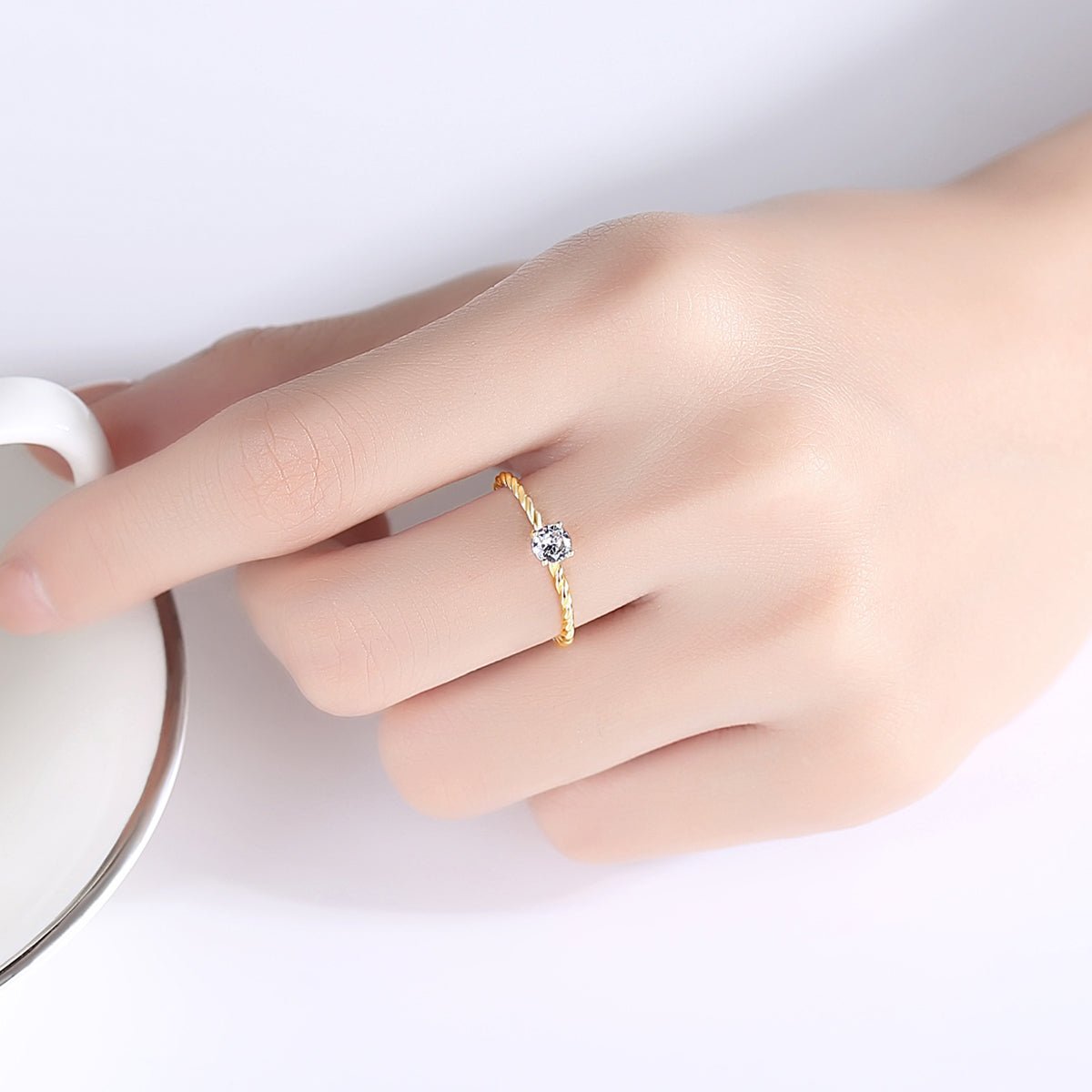 Anillo con Zirconia Cúbica en Plata 925 con Baño de Oro 14K: La Elegancia y el Brillo Clásico para Mujeres Sofisticadas - Aurora Boré