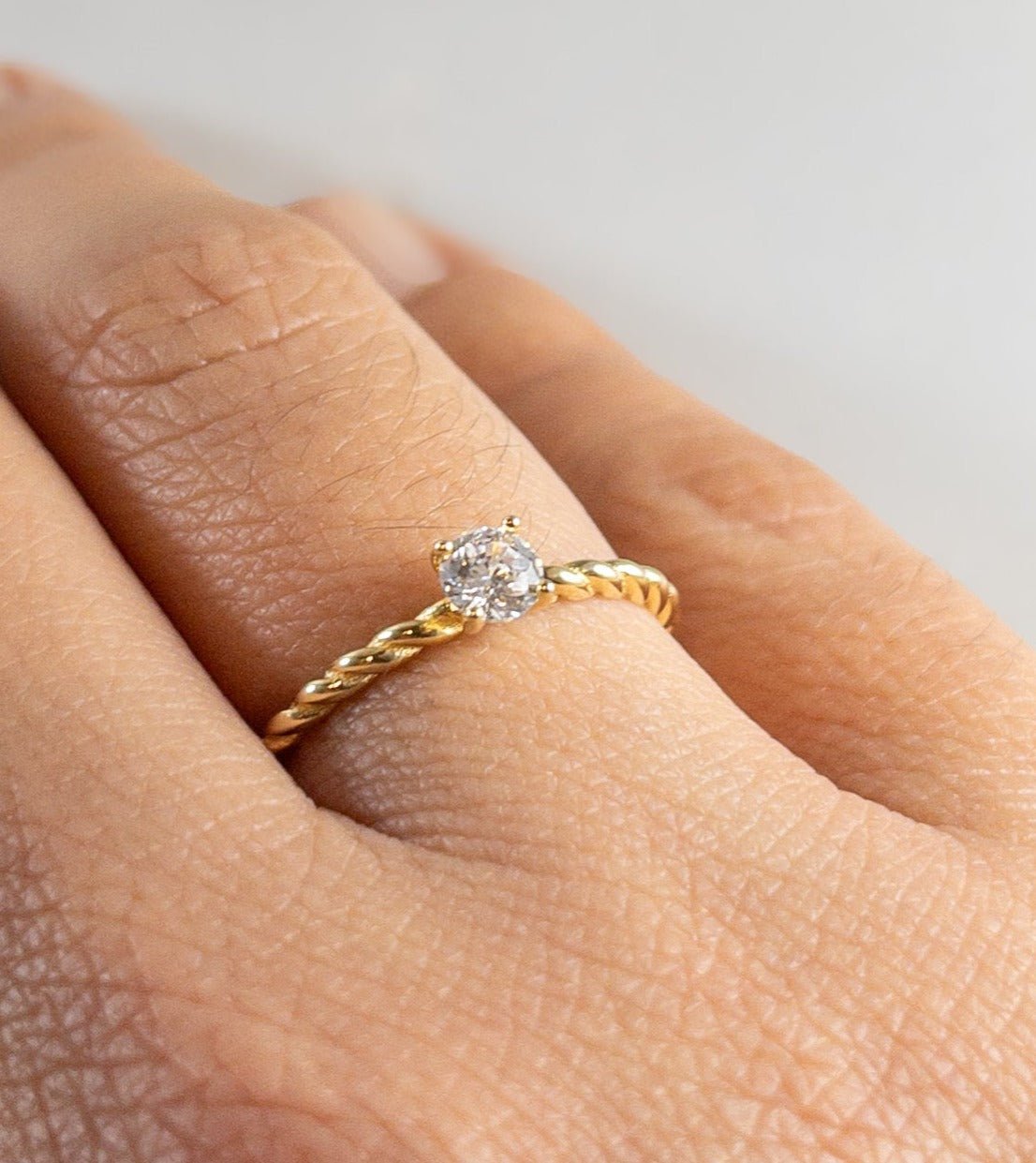 Anillo con Zirconia Cúbica en Plata 925 con Baño de Oro 14K: La Elegancia y el Brillo Clásico para Mujeres Sofisticadas - Aurora Boré