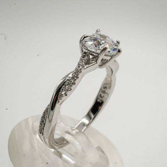Anillo "Corazón Infinito" – Plata 925 con Zirconia Cúbica en Forma de Corazón