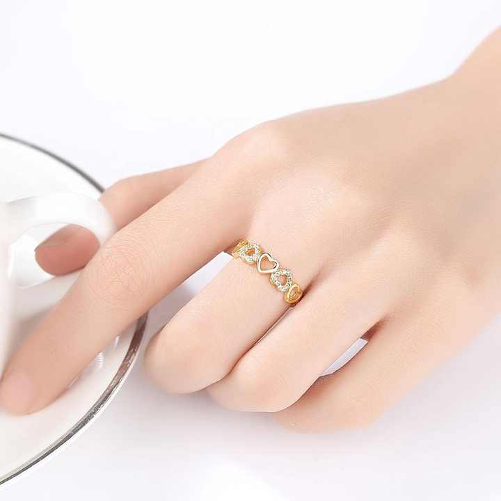 Anillo de Plata 925 con Baño de Oro 18K y Diseño de Corazones con Zirconias - Aurora Boré