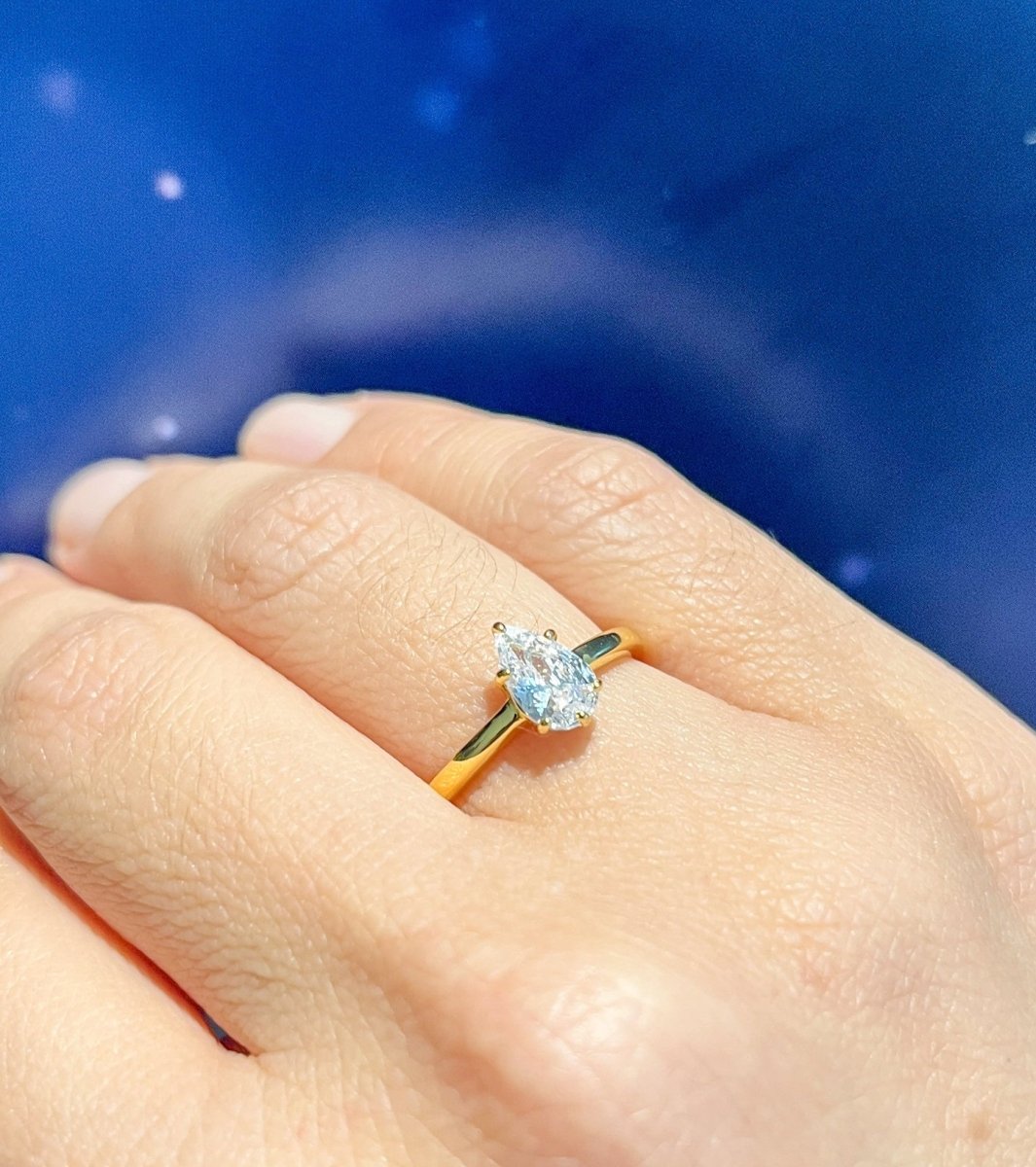 Anillo Clásico de Plata 925 con Baño de Oro y Zirconia en Corte Pera - Aurora Boré