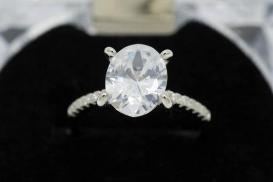 Anillo de Plata 925 con zirconia ovalado es el accesorio perfecto para añadir un toque de lujo y sofisticación - Aurora Boré
