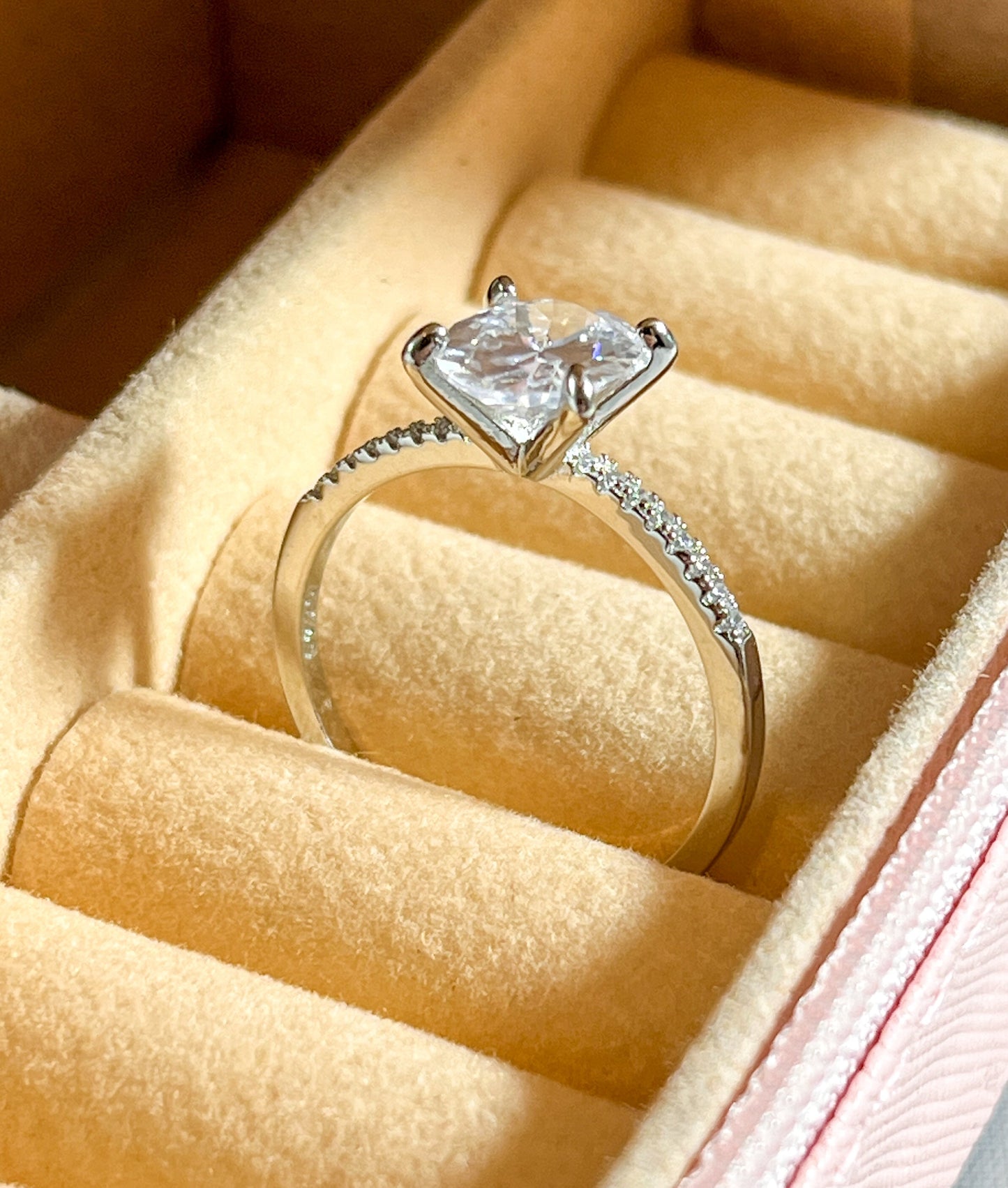Anillo de Plata 925 con zirconia ovalado es el accesorio perfecto para añadir un toque de lujo y sofisticación - Aurora Boré