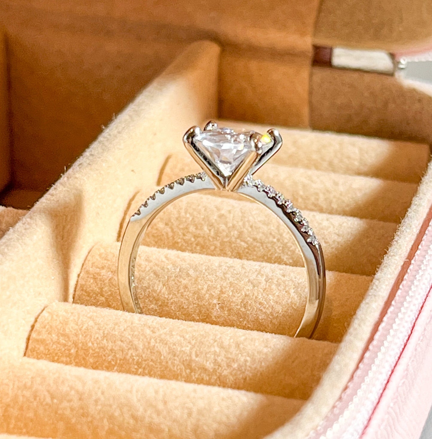 Anillo de Plata 925 con zirconia ovalado es el accesorio perfecto para añadir un toque de lujo y sofisticación - Aurora Boré