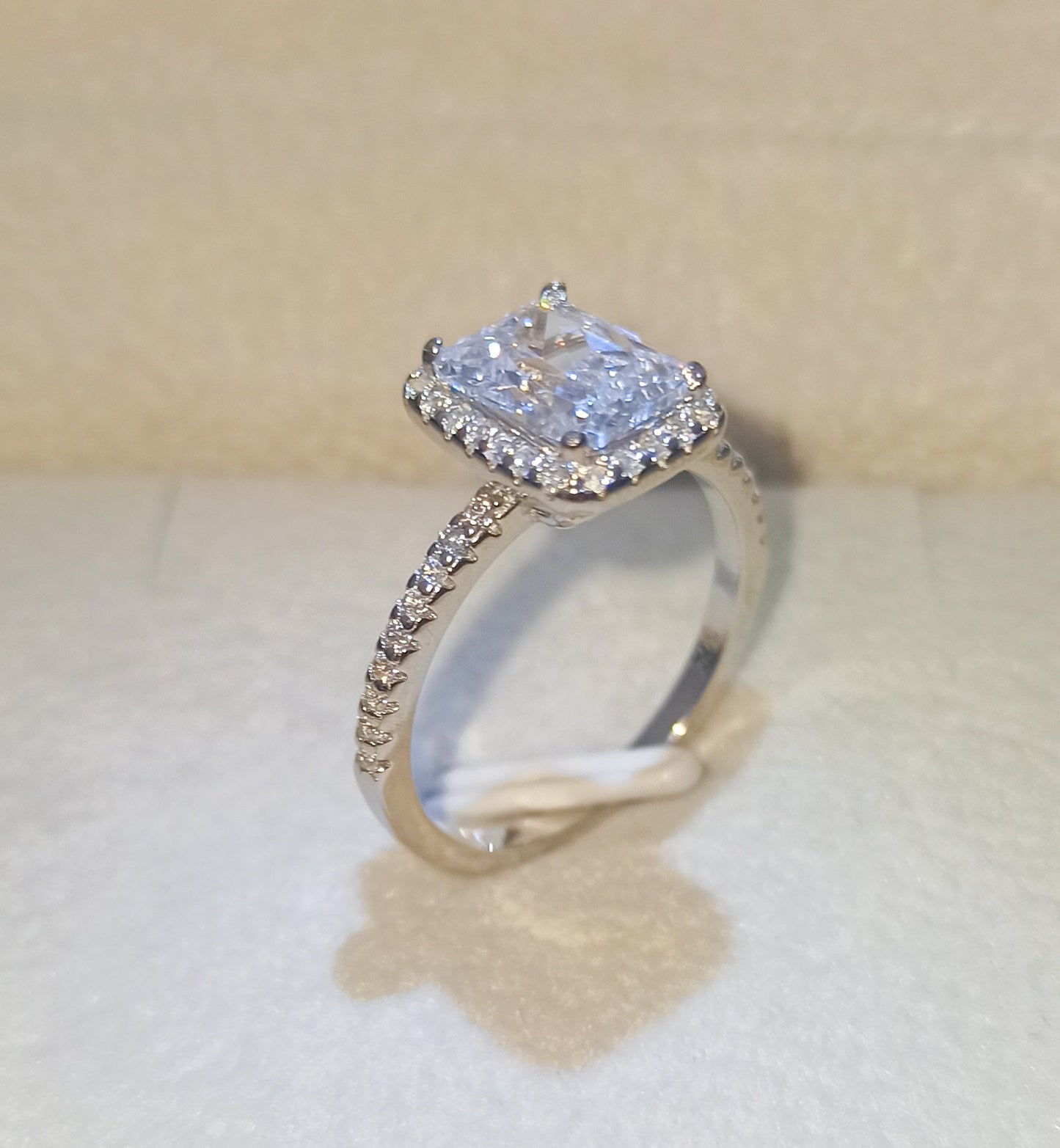 Anillo de Plata de Ley 925 con Zirconia Cúbica Corte Radiante: Elegante y Hermoso
