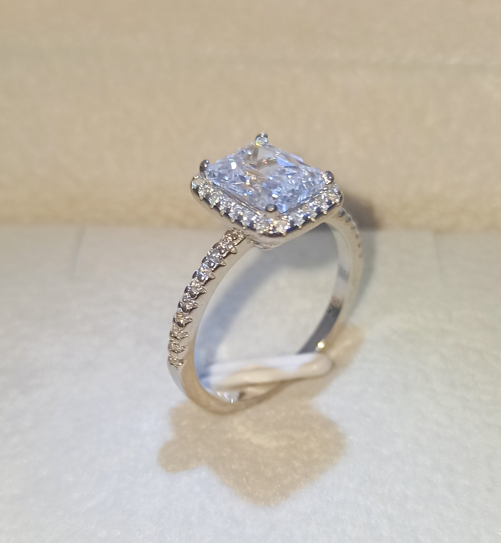 💍 Anillo "Luz de Aurora" Plata 925 Corte Esmeralda – Brillo Sofisticado - Aurora Boré