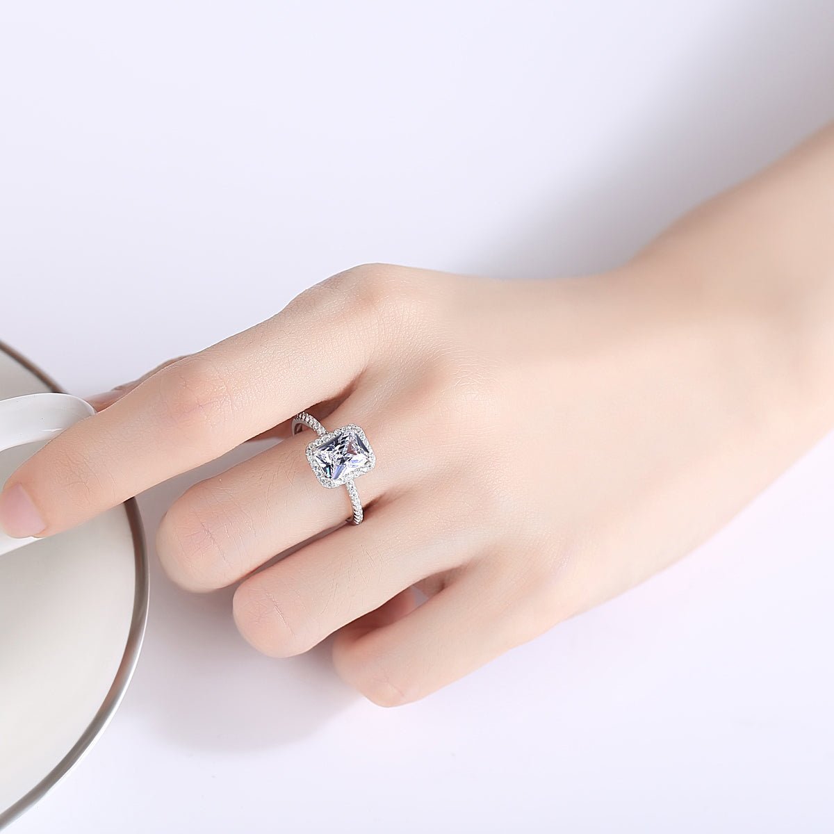 Anillo de Plata de Ley 925 con Zirconia Cúbica Corte Radiante: Elegante y Hermoso