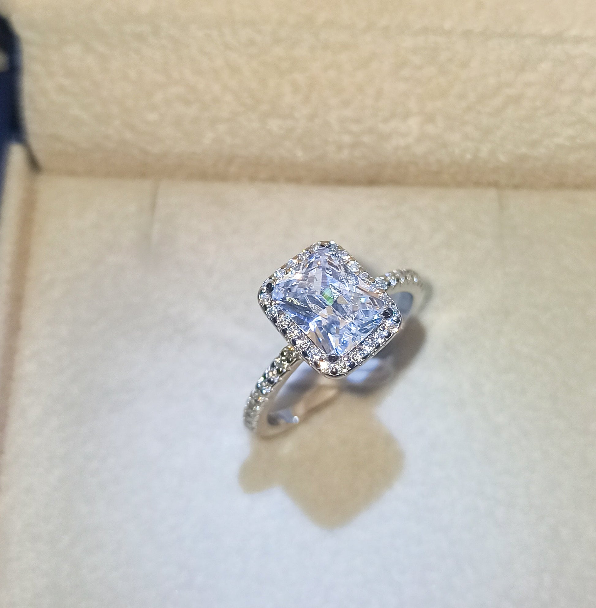 💍 Anillo "Luz de Aurora" Plata 925 Corte Esmeralda – Brillo Sofisticado - Aurora Boré