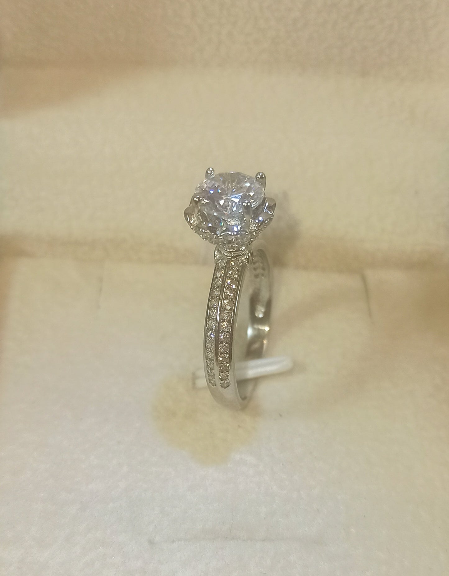 💍 Anillo Romántico en Plata 925 con Zirconia Central de 7 mm - Aurora Boré