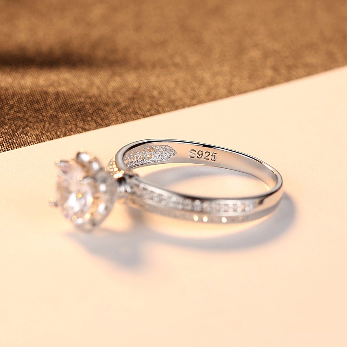 💍 Anillo Romántico en Plata 925 con Zirconia Central de 7 mm - Aurora Boré