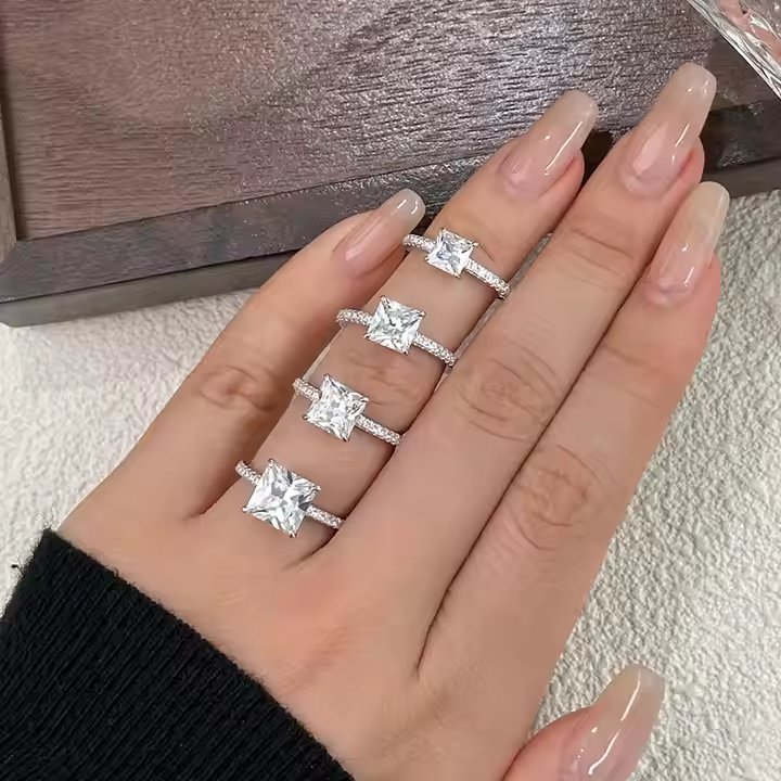 Anillo de plata esterlina con circonita de talla princesa