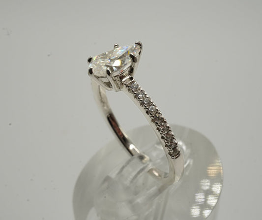 ✨ Anillo “Destello de Luz” – Plata 925 con Moissanite Corte Pera