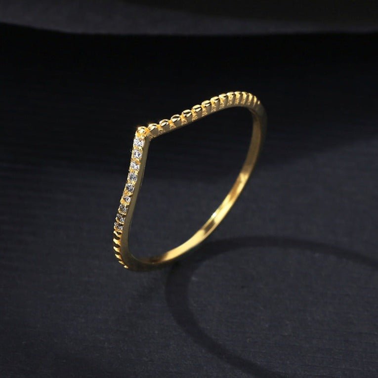 Anillo Diseño V Minimalista con Zirconia Cúbica de Plata con Baño de Oro 14K - Aurora Boré