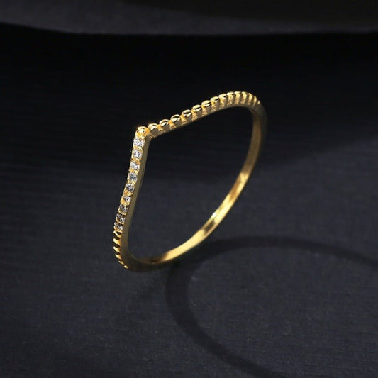 Anillo Diseño V Minimalista con Zirconia Cúbica de Plata con Baño de Oro 14K - Aurora Boré