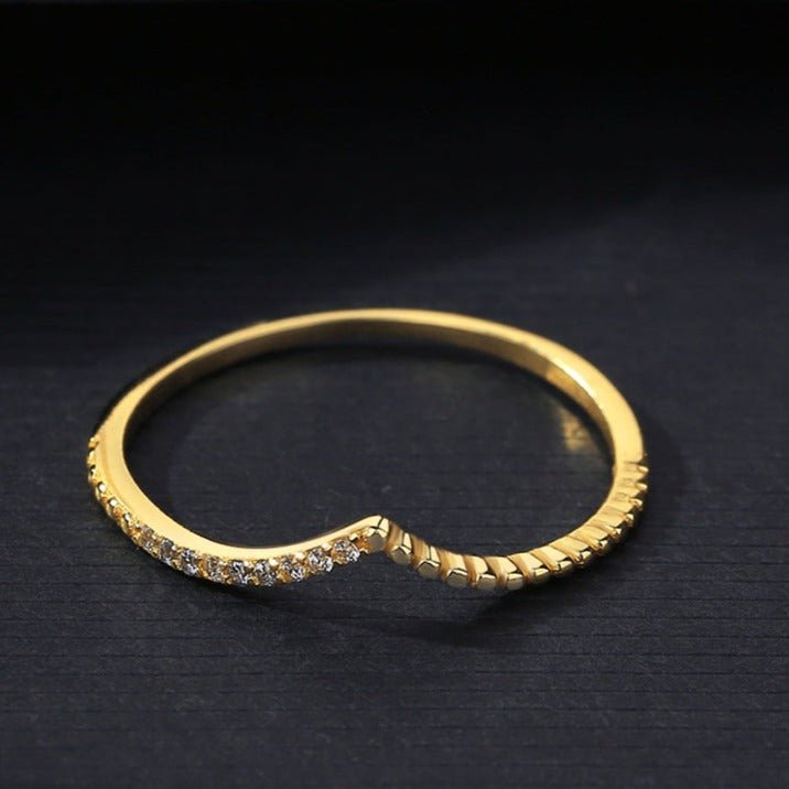 Anillo Diseño V Minimalista con Zirconia Cúbica de Plata con Baño de Oro 14K - Aurora Boré