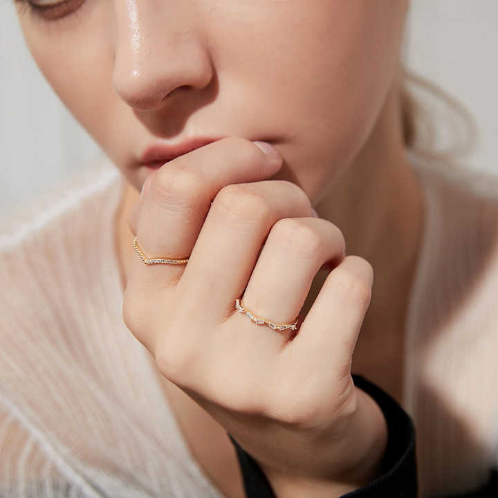 Anillo Diseño V Minimalista con Zirconia Cúbica de Plata con Baño de Oro 14K - Aurora Boré
