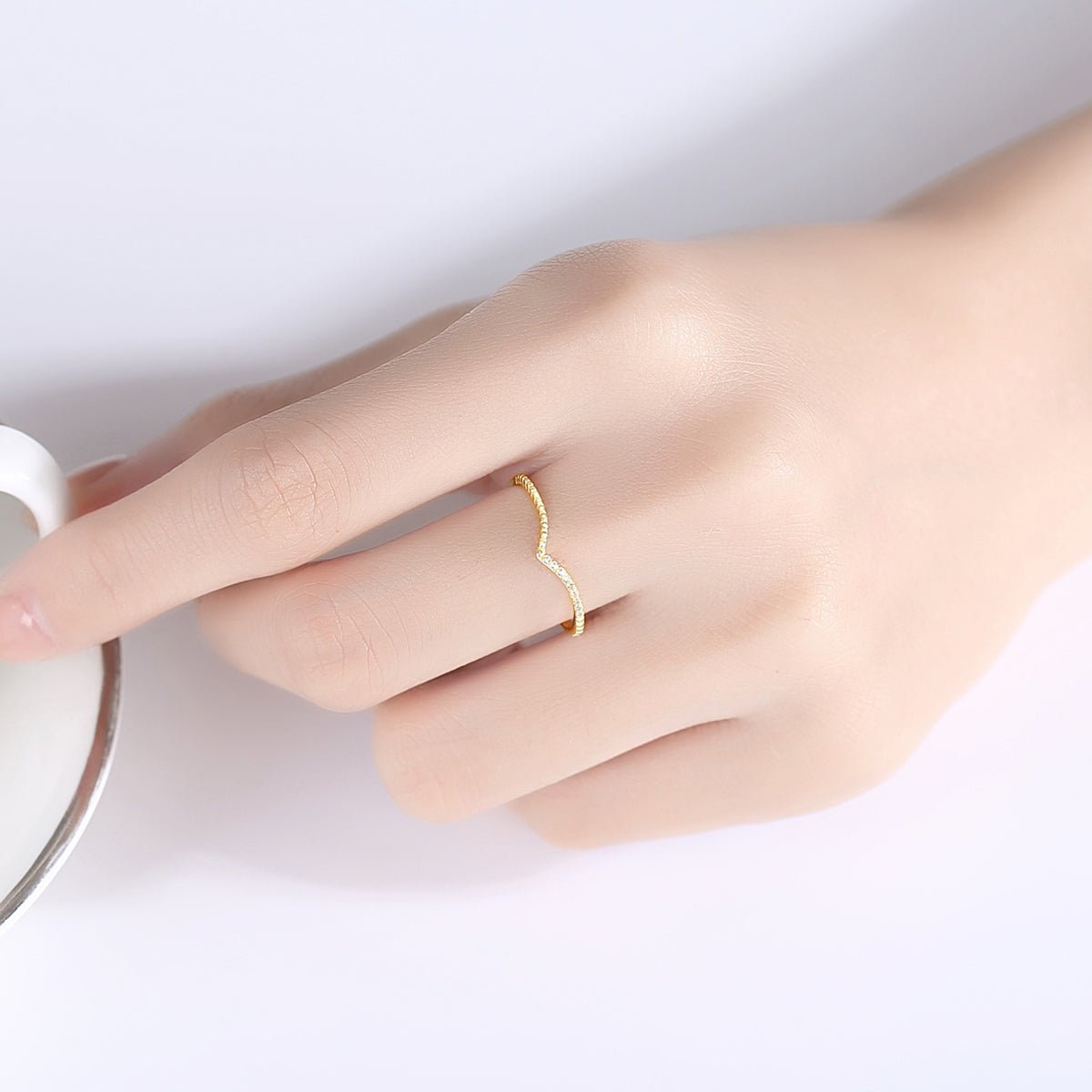Anillo Diseño V Minimalista con Zirconia Cúbica de Plata con Baño de Oro 14K - Aurora Boré