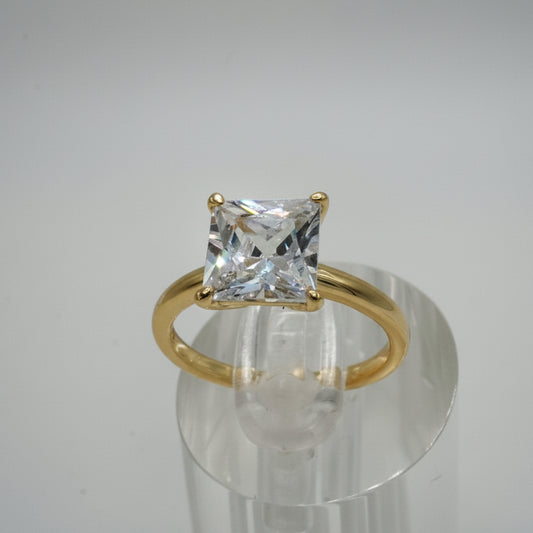 Anillo Elegancia Dorada – Plata 925 con Baño de Oro y Zirconia Corte Princesa 8x8 mm