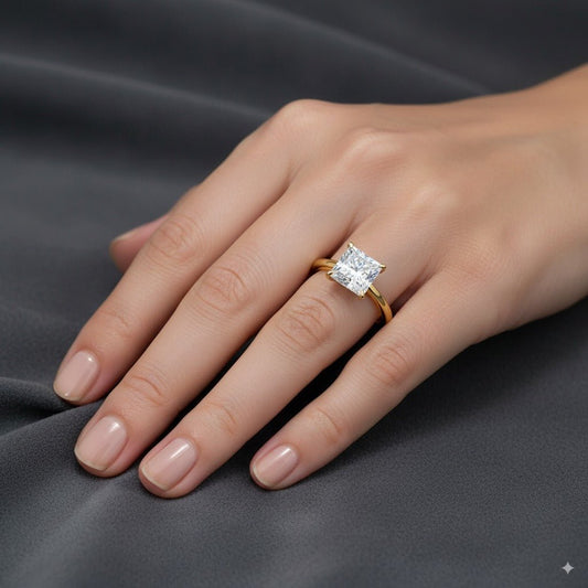 Anillo Elegancia Dorada – Plata 925 con Baño de Oro y Zirconia Corte Princesa 8x8 mm