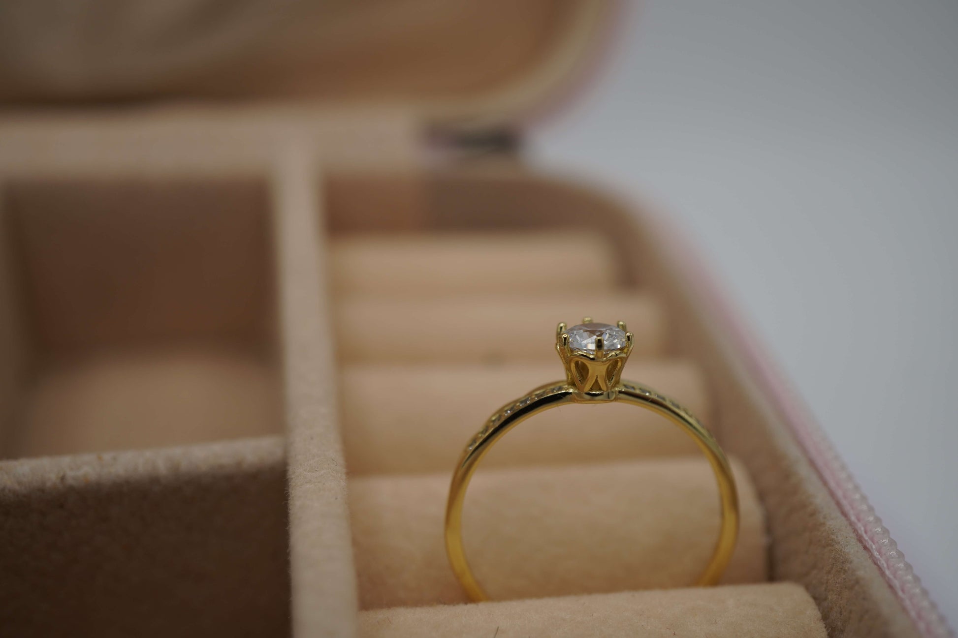 Anillo en Plata 925 con Baño de Oro 14K: una pieza clásica y sofisticada para cualquier ocasión - Aurora Boré