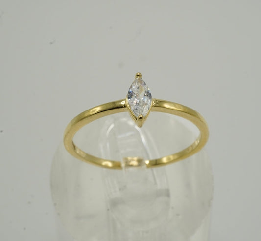 Anillo en Plata de ley 925 con baño de Oro 14K, con Circonita en forma de Marquesa