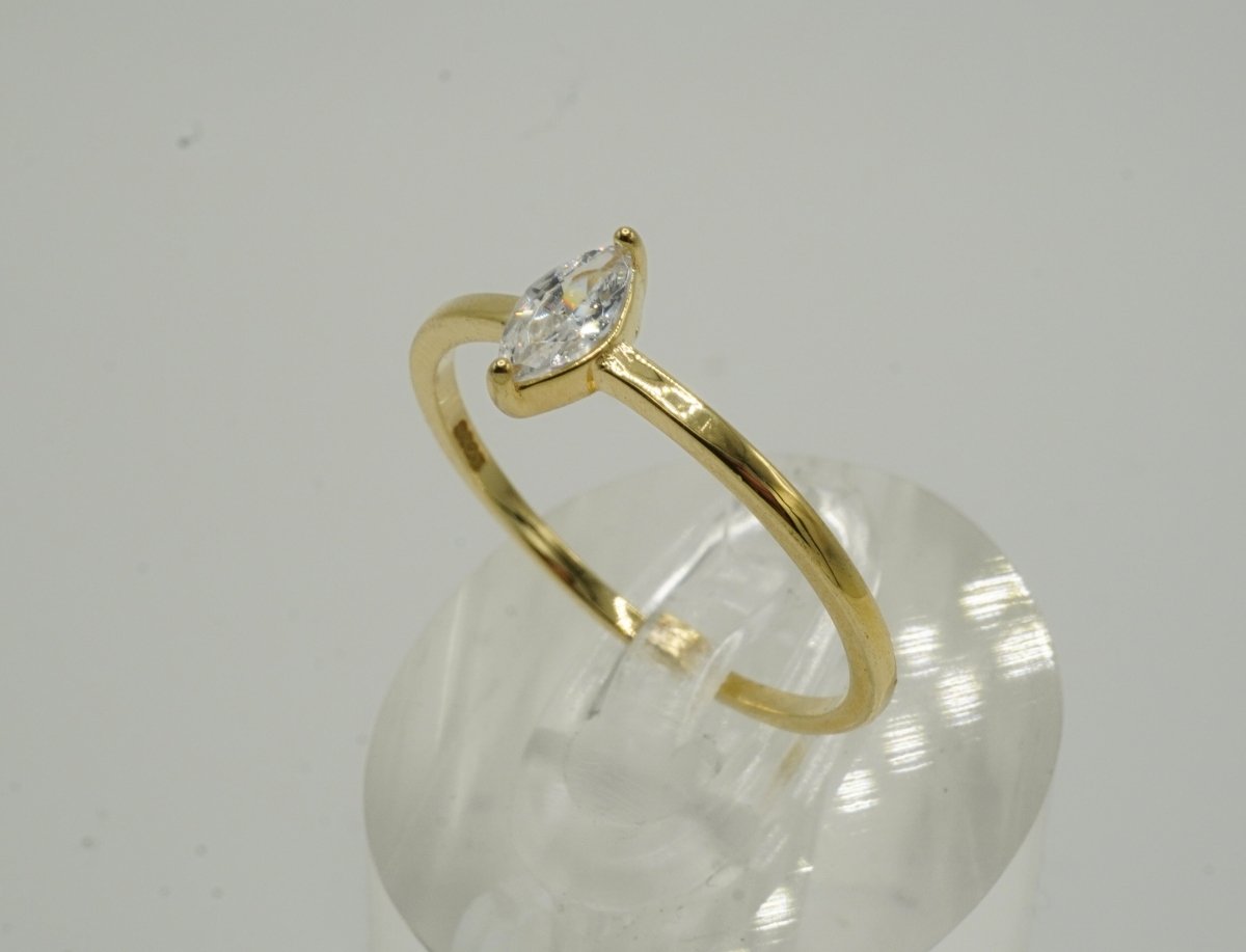 Anillo en Plata de ley 925 con baño de Oro 14K, con Circonita en forma de Marquesa