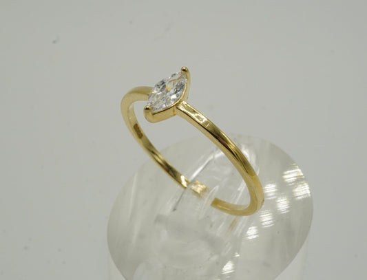 Anillo en Plata de ley 925 con baño de Oro 14K, con Circonita en forma de Marquesa