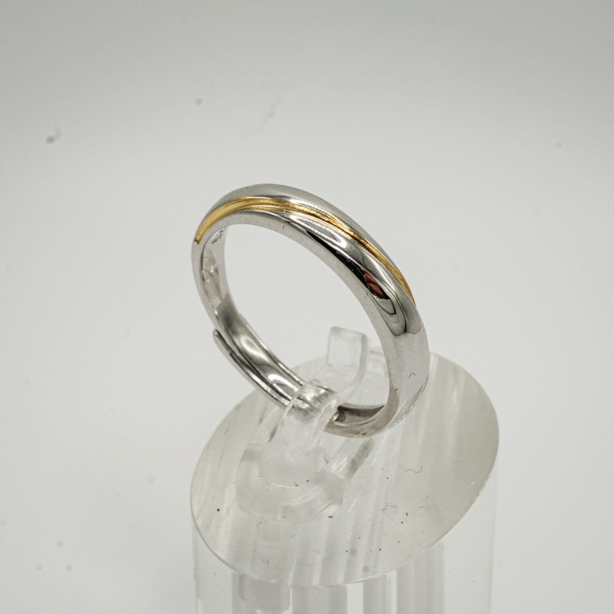 💍 Anillo “Esencia” – Plata 925 con línea en oro 14K