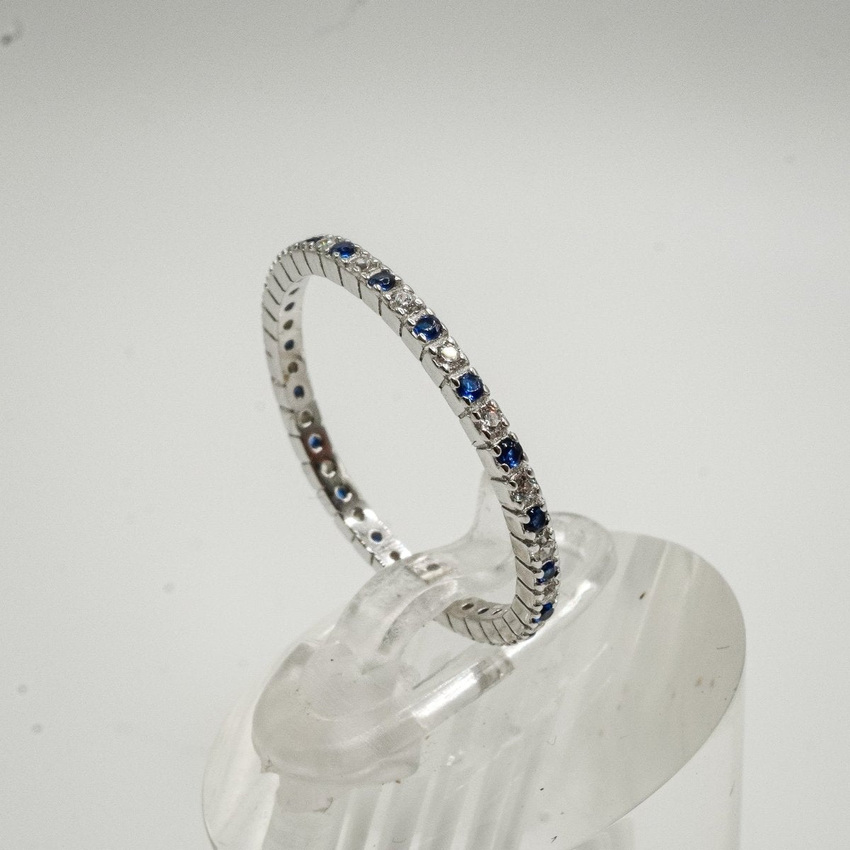 Anillo "Eternidad Azul", captura la esencia del amor, con circonitas blancas y azules