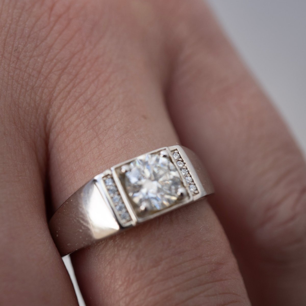 Anillo “Fuerza Brillante” – Plata 925 con Moissanite Central