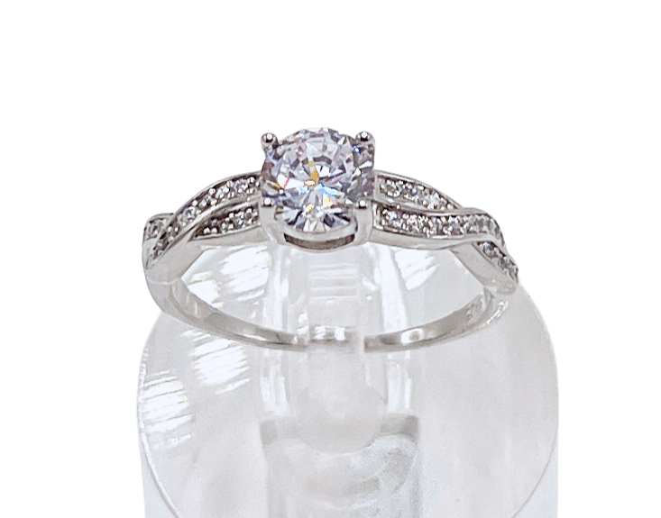 Anillo Infinito de plata 925 de primera calidad con zirconias, brillo y elegancia