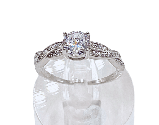 Anillo Infinito de plata 925 de primera calidad con zirconias, brillo y elegancia