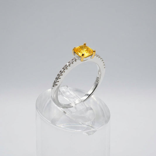 Anillo “Luz Dorada” – Plata 925 con Piedra Amarilla Corte Princesa