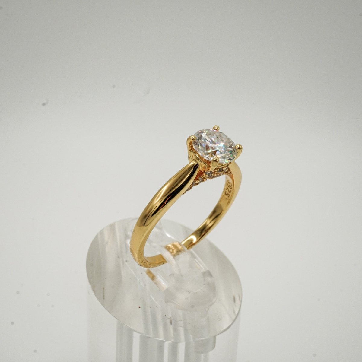 ✨ Anillo “Luz Infinita” – Moissanite Redondo en Plata 925 con Baño de Oro