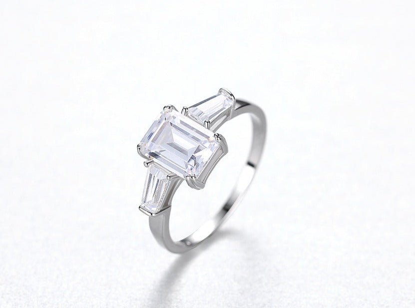 Anillo de plata de ley 925 con tres zirconias estilo rectangular de corte Esmeralda. - Aurora Boré