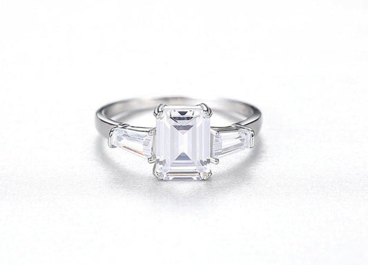 Anillo de plata de ley 925 con tres zirconias estilo rectangular de corte Esmeralda. - Aurora Boré