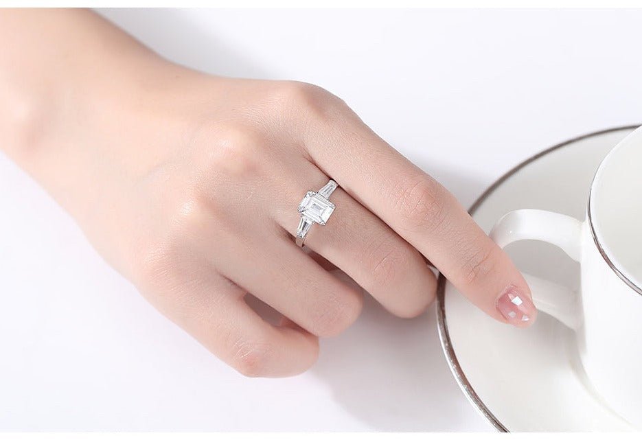 Anillo de plata de ley 925 con tres zirconias estilo rectangular de corte Esmeralda. - Aurora Boré